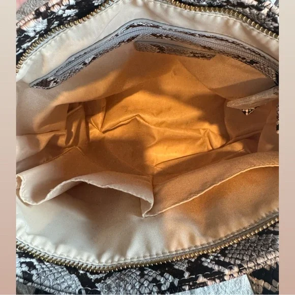 Lilly Jade Medium Brittany Convertible Purse to Backpack Snakeskin Black & White - Picture 4 of 9